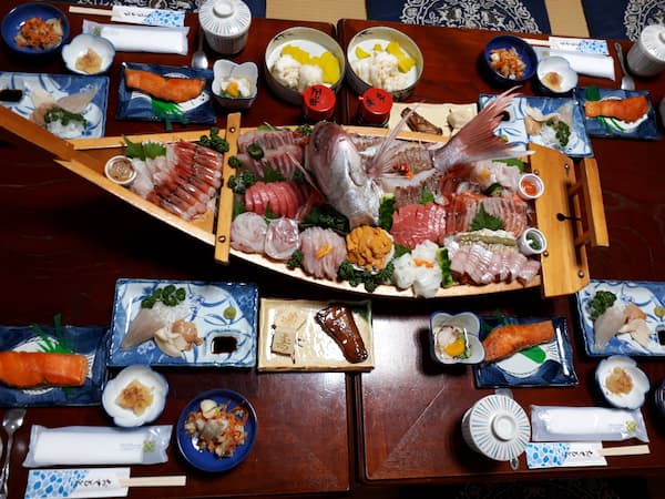 温泉民宿 きくもと（村上市・瀬波温泉）新潟の食べきれない料理がすごい民宿12選!舟盛りや海鮮が出る温泉も!