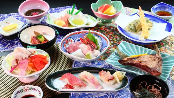 民宿 敷島荘（佐渡島）新潟の食べきれない料理がすごい民宿12選!舟盛りや海鮮が出る温泉も!